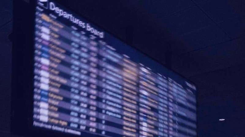 Miniatura: painel de partidas de aeroporto, estudo de economia comportamental no turismo